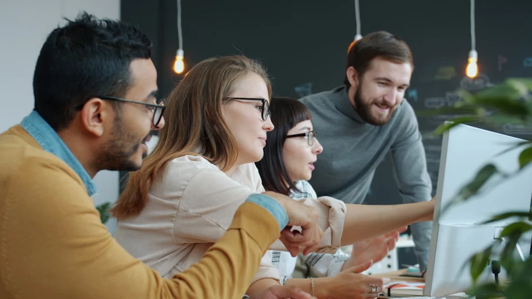 Mains tapant sur un ordinateur portable avec des graphiques de cryptomonnaies et un smartphone visible, en mettant l’accent sur la finance numérique.